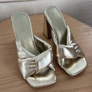 NWOT OPEN EDIT gold knotted chunky heel